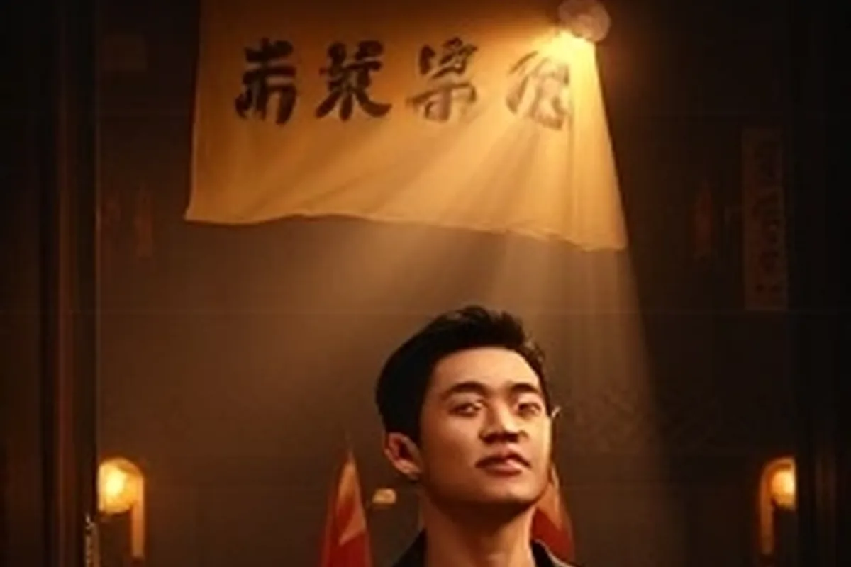 演播室桌面摊开的剧集分集脉络手稿与色卡便签