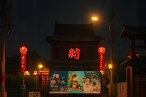 《无声候场》后台走廊与静音指示灯封面