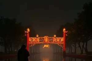 《午夜校对员》红笔校对符号与空白页封面